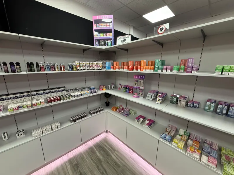 Eckregal mit Liquids und Pod-Systemen im Vapestore Stendal